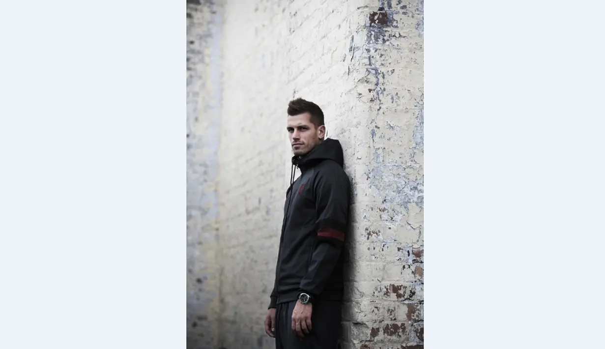 Gaya Morgan Schneiderlin saat sesi foto dengan jam tangan Bulova. (Manutd.com)