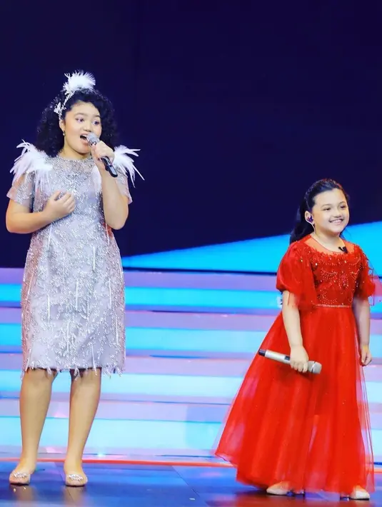 Amora Lemos terlihat kompak satu panggung dengan Queen Arsy. Arsy sempat menjadi juara di ajang tarik suara Internasional, sedangkan Amora kini makin serius usai digandeng label musik ternama. (Liputan6.com/IG/@queenarsy).