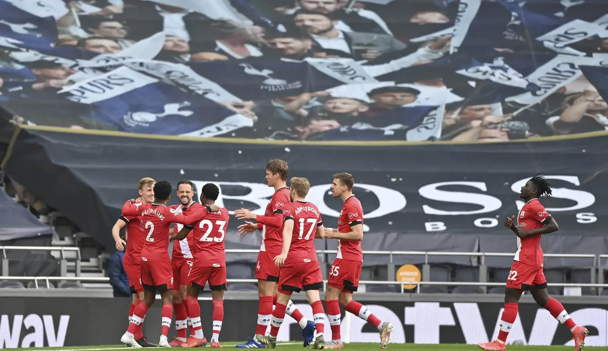 Para pemain Southampton merayakan gol yang dicetak oleh Danny Ings ke gawang Tottenham Hotspur pada laga Liga Inggris di London, Rabu (21/4/2021). Tottenham menang dengan skor 2-1. (Justin Setterfield/Pool via AP)