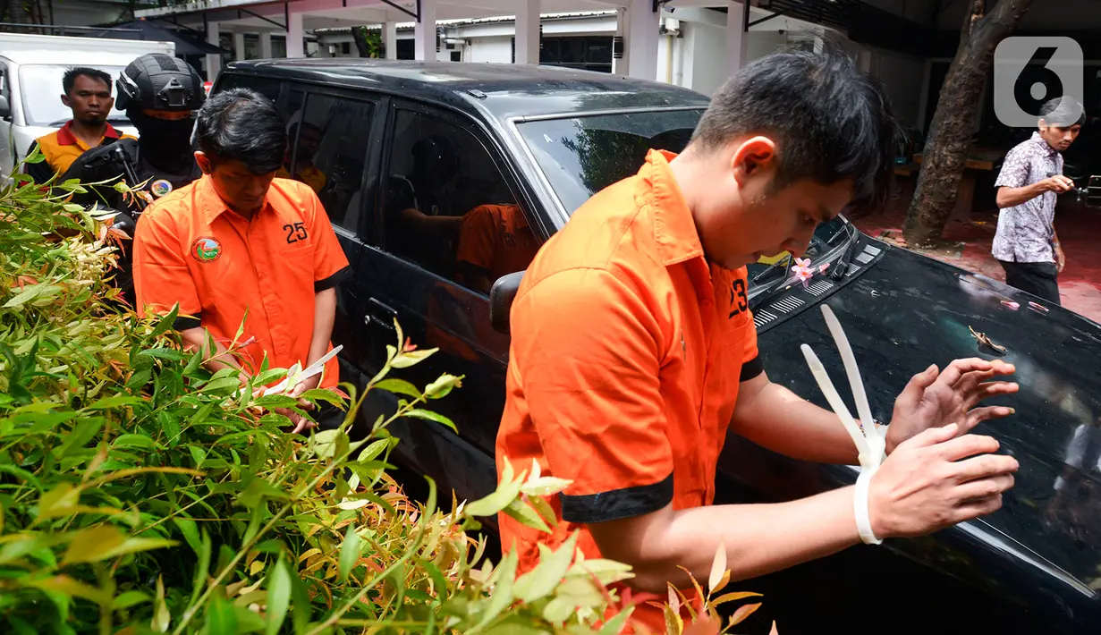 Polisi menghadirkan artis peran Aulia Farhan (kanan) saat rilis kasus narkoba di Polda Metro Jaya, Jumat (21/2/2020). Aulia Fahran diciduk bersama seseorang berinisial G di lobi sebuah hotel di Jakarta Selatan pada Kamis (20/2) dini hari dengan paket sabu-sabu. (merdeka.com/Imam Buhori)
