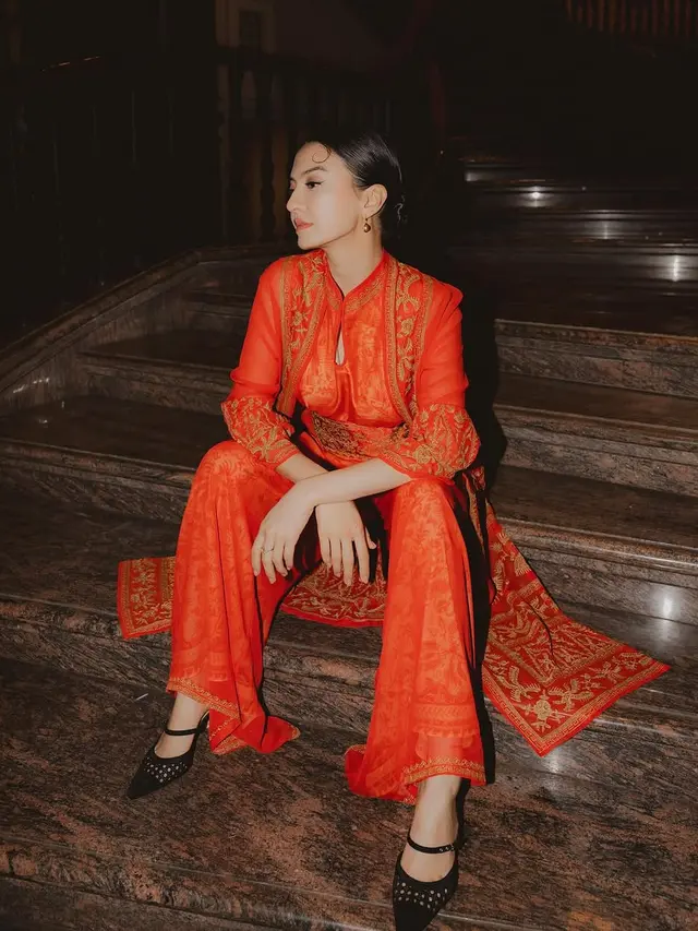 Beda Pesona Menawan Raline Shah dalam Balutan Busana Bergaya Peranakan