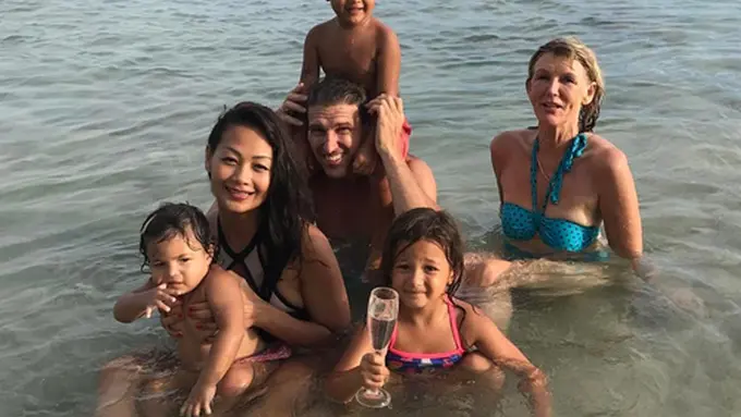 [Bintang] Indah Kalalo dan Keluarga