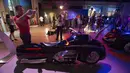 Dalam jarak dekat The Redbird sepeda motor Batman pada "Batman & Robin" di tahun 1997 dipajang saat Warner Bros VIP Studio Tour "The Batman Exhibit" di Burbank, California (26/6/2014) (REUTERS/Mario Anzuoni)