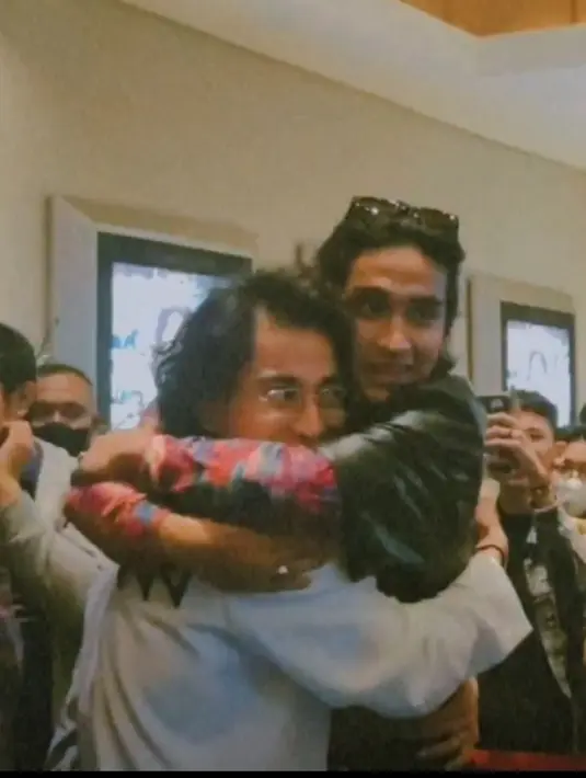 Sama-sama berdandan nyentrik, putra almarhum Uje ini terlihat dekat dengan Bio One. Keduanya patut berbangga membintangi film yang kini tengah dinanti perilisanya. (Liputan6.com/IG/@2ndtikpur)