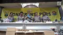 Wakapolri Komjen Pol Syafruddin (tiga kiri) bersama jajaran kepolisian menunjukkan barang bukti minuman keras atau miras oplosan di Mapolres Jakarta Selatan, Rabu (11/4). Polisi menyita puluhan bungkus miras oplosan. (Merdeka.com/Iqbal Nugroho)