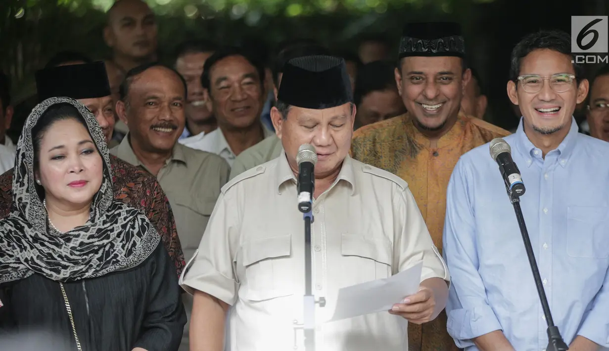 Capres dan Cawapres 02 Prabowo Subianto- Sandiaga Uno menggelar konferensi pers sikapi penetapan hasil pemilu di Jakarta, Selasa (21/5). Dalam konferensi pers nya, pasangan capres dan cawapres 02 tersebut menolak hasil rekapitulasi dari KPU  dan akan menggugat ke MK. (Liputan6.com/Faizal Fanani)