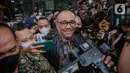 Mantan pejabat Ditjen Pajak Kementerian Keuangan (Kemenkeu) Rafael Alun Trisambodo yang juga ayah Mario Dandy tersenyum usai menjalani pemeriksaan di Gedung Komisi Pemberantasan Korupsi (KPK), Jakarta, Rabu (1/3/2023). Rafael menjalani pemeriksaan lebih dari delapan jam terkait LHKPN yang angkanya terbilang fantastis saat menjabat sebagai pejabat pajak. (Liputan6.com/Faizal Fanani)