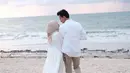 Beberapa foto yang sama juga diunggah oleh sang istri. Dalam keterangan foto saat sedang dipinggir pantai, ibu satu anak itu menceritakan tiga kali ke Bali dalam kurun dua tahun. (Instagram/fedinuril)