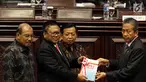 Ketua BPK Moermahadi Soerja Djanegara (kanan) menyerahkan Ikhtisar Hasil Pemeriksaan Semester (IHPS) I BPK kepada Pimpinan DPD Oesman Sapta Odang saat Rapat Paripurna DPD di Jakarta, Jumat (5/10). (Liputan6.com/JohanTallo)