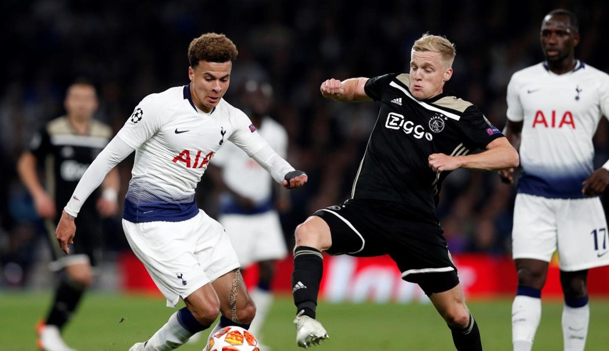 Aksi Dele Alli berusaha melewati Donny van de Beek pada leg 1, Semifinal Liga Champions yang berlangsung di Stadion Tottenham Hotspur, London, Rabu (1/5). Ajax menang 1-0 atas Tottenham Hotspur. (AFP/Emmanuel Dunand)