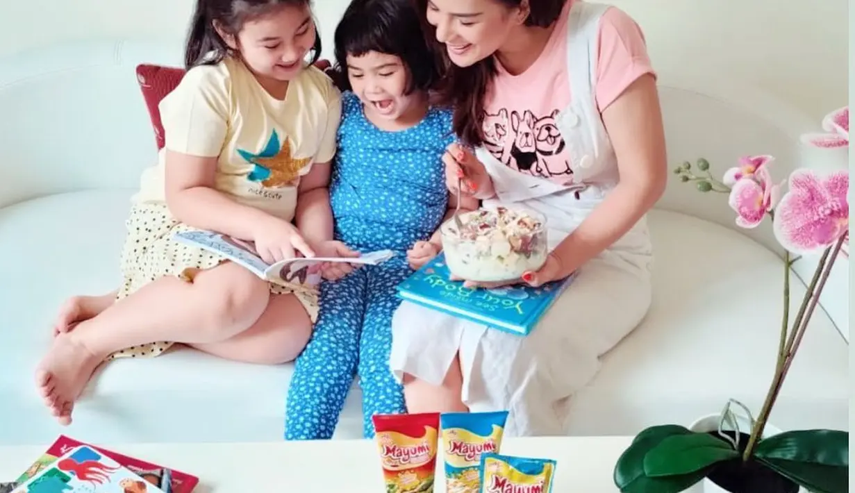 Astrid Tiar Momong Anak (Instagram/astridtiar127)