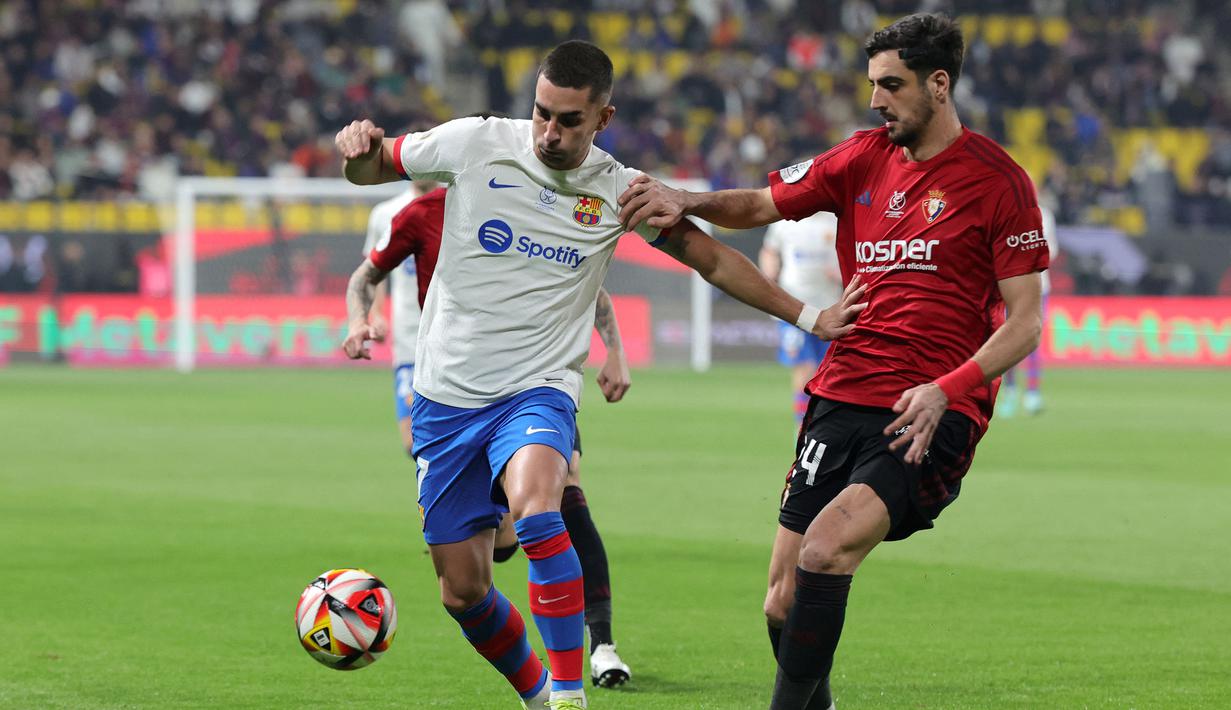 Pemain Barcelona, Ferran Torres (kiri) berebut bola dengan pemain Osasuna, Alejandro Catena pada babak semifinal Piala Super Spanyol di Stadion Al-Awwal, Riyadh, Arab Saudi, Kamis (11/01/2024). (AFP/Giuseppe Cacace)