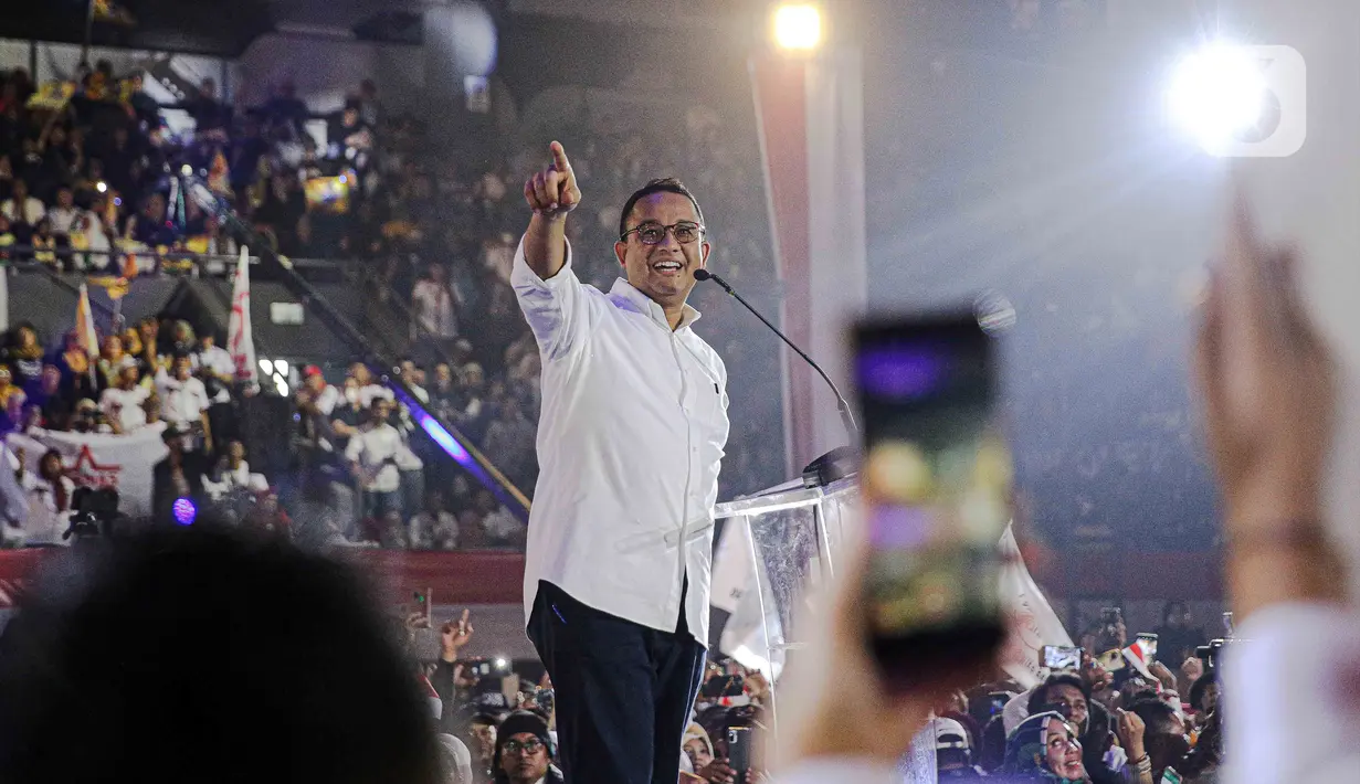 Anies Baswedan menunjuk para relawan saat Temu Kebangsaan Relawan Anies. (Liputan6.com/Faizal Fanani)