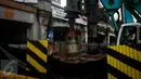 Alat berat membuat lubang untuk pemasangan tiang pancang proyek double-double track (DDT) Paket A Manggarai-Jatinegara, Jakarta, Minggu (26/3). Proses pengerjaan Paket A jalur Manggarai-Jatinegara terus di kebut. (Liputan6.com/Faizal Fanani)