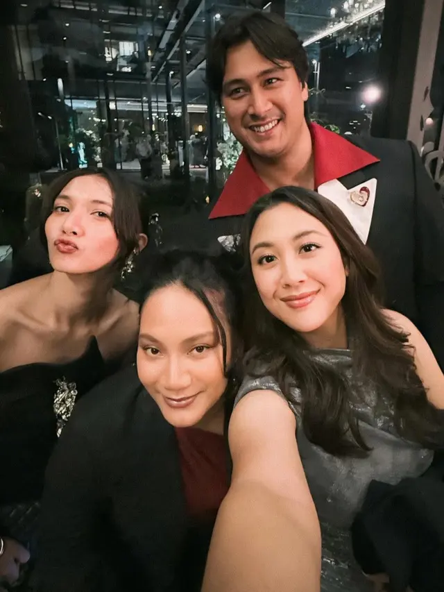 Gaya Artis dan Musisi Hadir Kondangan Kerabat. [@sherinamunaf]