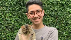 Emir Mahira menjadi salah satu aktor penyayang kucing. Sebagai cat lover, tak heran jika pemeran Bayu dalam film Garuda di Dadaku ini tampak lebih gentle dan semakin memesona. Emir memperlihatkan keceriaannya saat bersama dengan kucing kesayangannya itu. (Liputan6.com/IG/@mahiraemir)