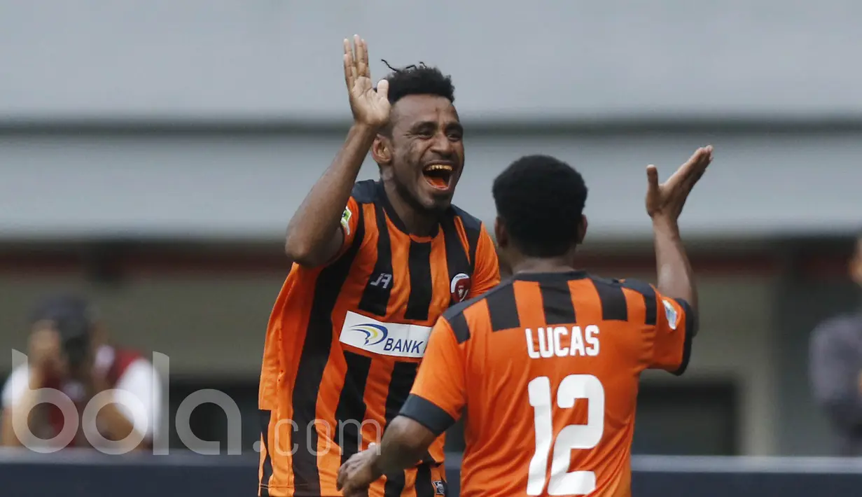 Pemain Perseru Serui, Ronaldo Meosido, melakukan selebrasi usai mencetak gol. Hasil  ini membuat Bhayangkara berada di lima besar klasemen sementara bersama PSM Makassar, Persija Jakarta, Madura United, dan Barito Putera. (Bola.com/M Iqbal Ichsan).