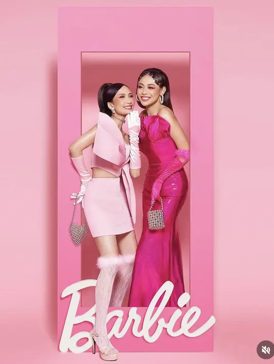 Keduanya pun tampil serba pink sesuai ciri khas Barbie yang dipotret oleh Photographie Dicky. Keduanya pun lengkap mengenakan box pink dengan tulisan Barbie. @dickyphotographie