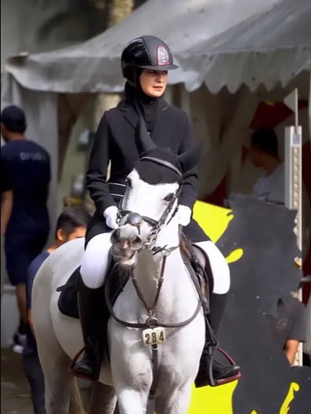 Shireen Sungkar pakai seragam berkuda (Instagram/shireensungkar)