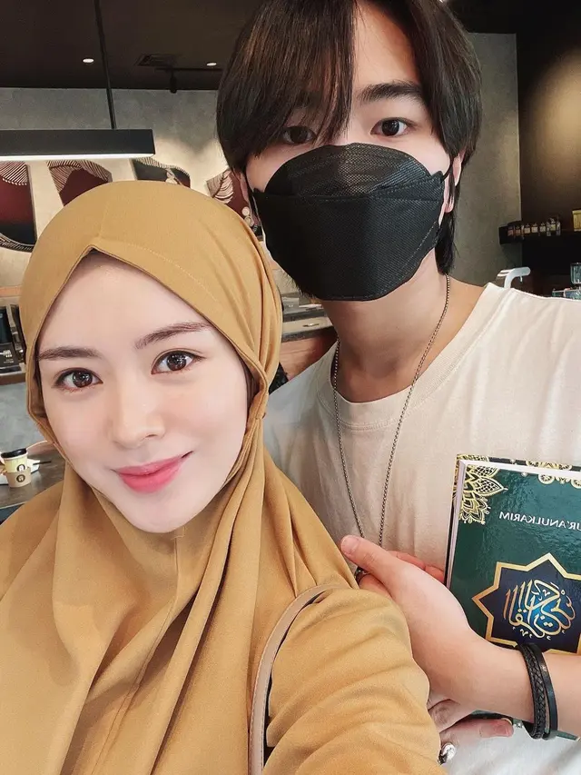 6 Potret Kedekatan Ayana Moon dan Sang Adik yang Ikut Jadi Mualaf, Adem Banget