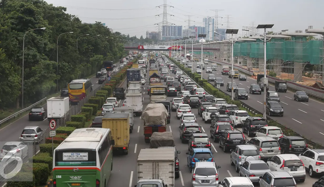 Kendaraan terjebak kemacetan di Tol Jagorawi, Jakarta, Selasa (29/11). Untuk mengurangi kepadatan, PT Jasa Marga (Persero) Tbk akan memberlakukan sistem transaksi terbuka di Jalan Tol Jagorawi mulai Juni 2017 mendatang. (Liputan6.com/Immanuel Antonius)