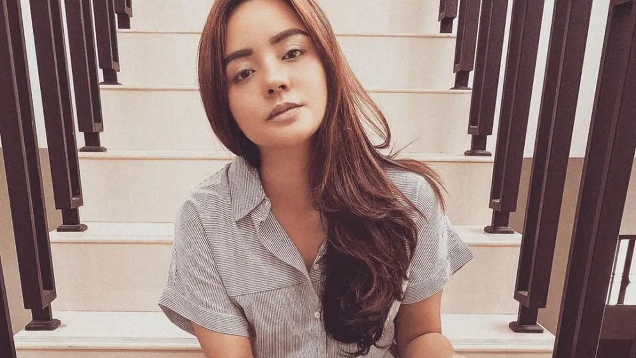 Dengan Makeup yang Simple dan Terkesan Bare Face, Gita Sinaga Tetap Terlihat On Fleek.