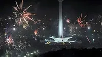 Pesta kembang api di kawasan Monas saat malam pergantian tahun baru 2011, Jakarta.(Antara)