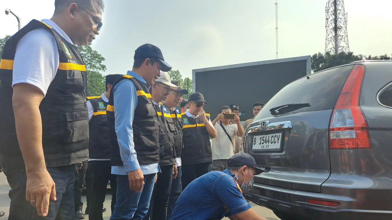Menteri Lingkungan Hidup Hanif Faisol saat mengukuhkan Satgas Langit Biru yang dibentuk di Kota Tangerang, Sabtu (9/8/2025) (Liputan6.com/Pramita Tristiawati)