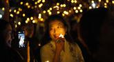 Seorang jemaat memegang lilin elektrik selama ibadah Malam Natal di Indonesia Arena, Kompleks Gelora Bung Karno, Jakarta, Rabu 24 Desember 2025. Ribuan umat Kristiani menghadiri kebaktian Malam Natal yang digelar di Indonesia Arena, Kompleks Gelora Bung Karno (GBK), Senayan, Jakarta. (AP Photo/Tatan Syuflana)