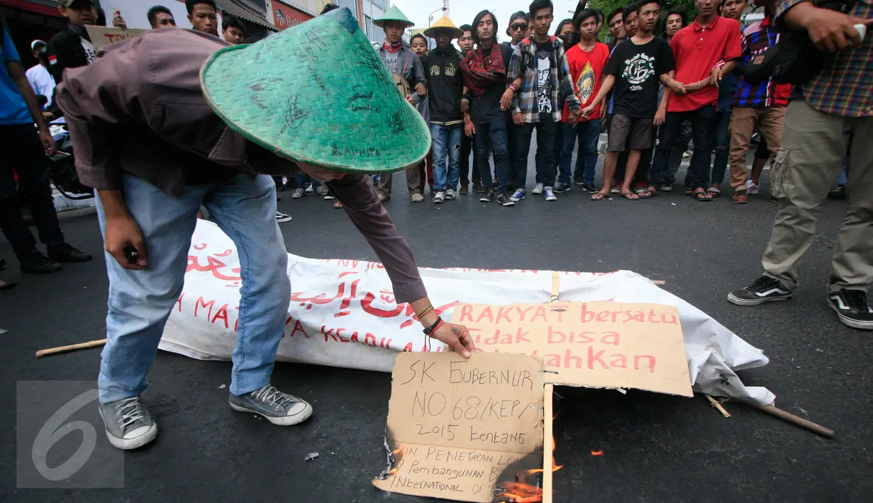 Sejumlah mahasiswa melakukan aksi blokade jalan Malioboro, Yogyakarta, Jateng, Kamis (5/11/2015). Aksi tersebut dilakukan sebagai bentuk penolakan pendirian Bandara di Temon, Kulon Progo. (Boy T Harjanto)