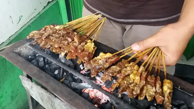 Sate sapi, hidangan wajib pendamping mi ongklok. (Foto: Liputan6.com/Muhamad Ridlo)