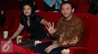 Gubernur DKI Jakarta Basuki T Purnama dan Sutradara Lola Amaria saat ingin nonton film Jingga bersama puluhan tunanetra di Djakarta Theatre, Jakarta, Jumat (4/3). Film Jingga ini berkisah tentang kehidupan remaja tunanetra. (Liputan6.com/Herman Zakharia)