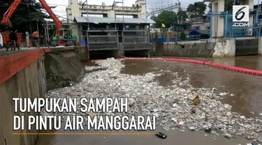 Banjir kiriman yang menggenangi wilayah bantaran kali Ciliwung meninggalkan tumpukan sampah di pintu air manggarai. Sejak Sabtu (9/10/2018) subuh petugas membersihkan sampah yang menyangkut di pintu air