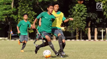  Pemain Timnas Indonesia U-16 saat melakukan latihan di Lapangan Atang Sutresna, Cijantung, Jakarta, Senin (3/7). Latihan ini merupakan persiapan jelang berlaga di Piala AFF U-16 Thailand, 9-22 Juli mendatang. (Liputan6.com/Helmi Fithriansyah)