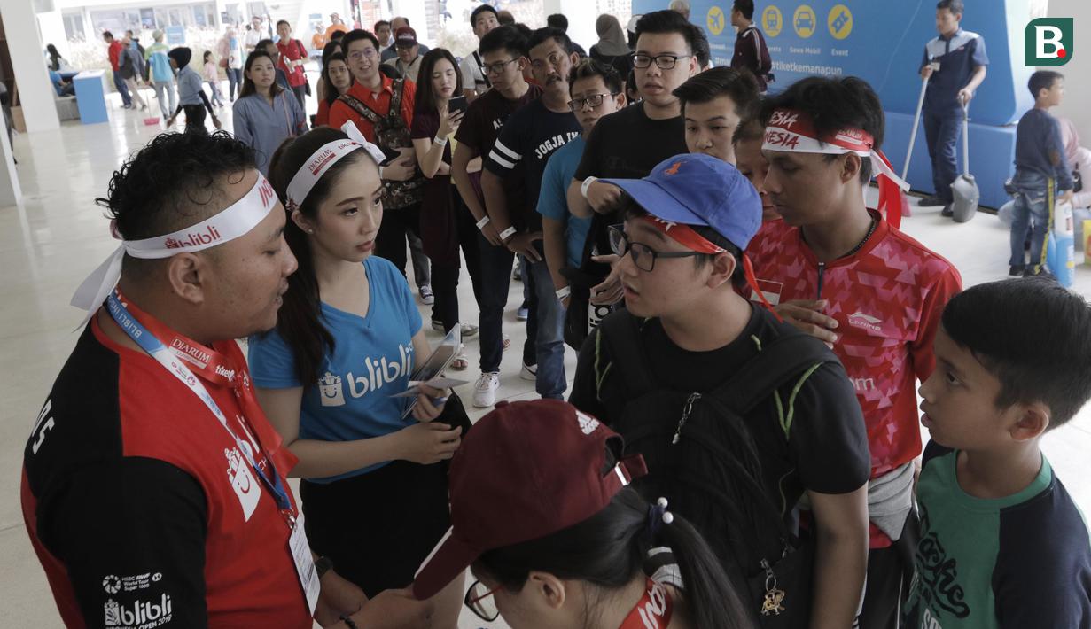 Suporter mengantre untuk menyaksikan laga final Indonesia Open di Istora Senayan, Minggu, (8/7/2018). (Bola.com/M Iqbal Ichsan)