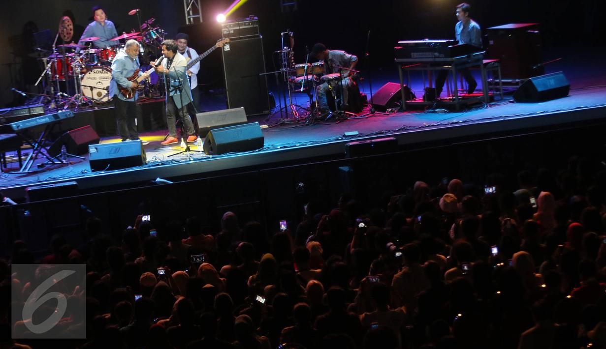 Tompi saat menghibur penonton di pagelaran musik BNI Java Jazz Festival 2017, Jakarta, Jumat (3/3). Di tahun ketiga penampilannya, Tompi membawakan sejumlah lagu, seperti Sedari Dulu, Bawa Daku, Tak Pernah Setengah Hati. (Liputan6.com/Immanuel Antonius)