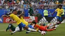 Proses terjadinya gol yang dicetak striker Brasil, Neymar, ke gawang Meksiko pada babak 16 besar Piala Dunia di Samara Arena, Samara, Senin (2/6/2018). Brasil menang 2-0 atas Meksiko. (AP/Frank Augstein)