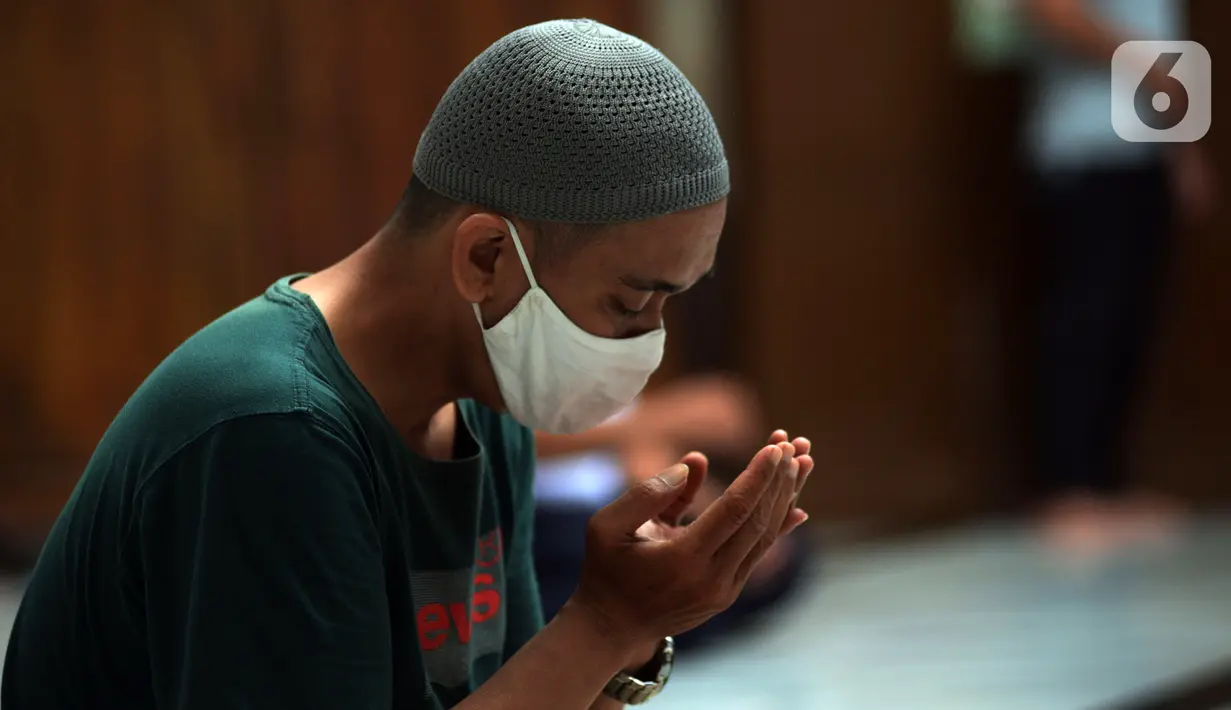 Umat muslim berdoa di Masjid Cut Meutia, Jakarta, Kamis (10/3/2022). MUI mengizinkan saf salat kembali rapat seiring kasus COVID-19 mulai landai, selain itu aktivitas pengajian di masjid dan perkantoran dapat dilaksanakan dengan disiplin menjaga kesehatan. (merdeka.com/Imam Buhori)