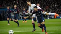 Bintang Real Madrid, Cristiano Ronaldo berebut bola dengan bek PSG, Dani Alves pada laga Liga Champions di Stadion Parc des Princes, Paris, Selasa (6/3/2018). PSG kalah agregat 2-5 dari Madrid. (AFP/Christophe Simon)