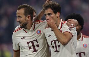 Dua bintang Bayern Munchen, Leon Goretzka (kanan) dan Harry Kane, saat pertandingan Liga Champions 2024/2025 melawan Dinamo Zagreb di Allianz Arena, Rabu (18/9/2024) dini hari WIB. (Alexandra Beier/AFP)