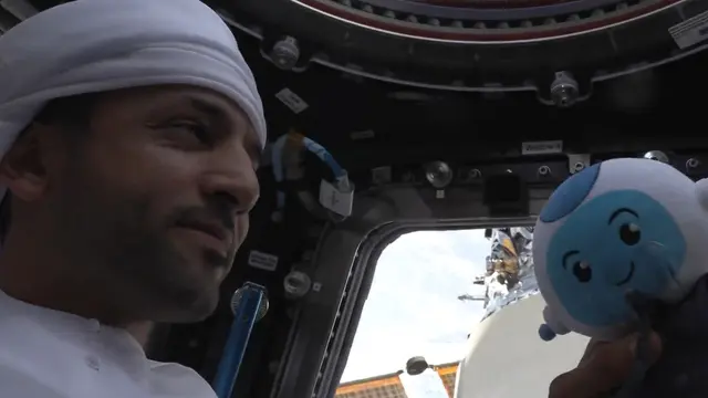 Astronaut Uni Emirat Arab (UEA) merayakan Lebaran Idul Fitri 1444 H di luar angkasa, ia juga memberi Ucapan Selamat Idul Fitri dari antariksa untuk semua muslim di Bumi. (Foto: Screencapture video Twitter @sultan_alneyadi).