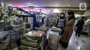 Pengunjung melihat-lihat koleksi buku di Blok M Square, Jakarta, Jumat (17/7/2020). Pedagang mengaku pandemi COVID-19 berpengaruh pada penjualan buku tahun ajaran baru 2020 yang mengalami penurunan hingga 50 persen. (Liputan6.com/Faizal Fanani)