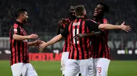 Para pemain AC Milan merayakan gol yang dicetak Franck Kessie ke gawang Empoli pada laga Serie A di Stadion San Siro, Milan, Jumat (22/2). Milan menang 3-0 atas Empoli. (AFP/Marco Bertorello)