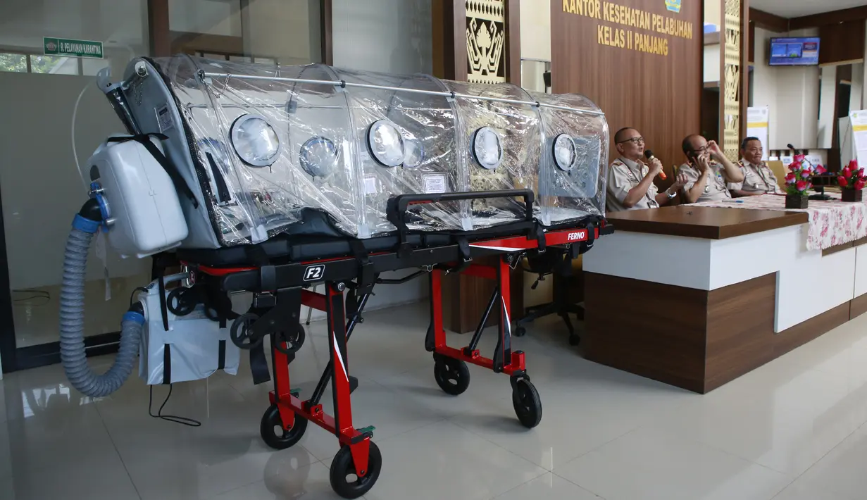 Petugas kesehatan Pelabuhan Kelas II Panjang menunjukkan tampilan utuh tandu pelindung di Lampung (28/1/2020). Dalam tandu pelindung ini, orang yang diduga terpapar corona tetap bisa bernafas karena ada filterisasi yang menjaga udara dalam ruangan yang memiliki tekanan negatif. (AFP/Perdiansyah)