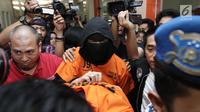 Tersangka DM dan DMT saat di bawa pada rilis penangkapan narkoba di Polres Jakarta Selatan, Jumat (11/8). Ello ditetapkan sebagai tersangka kepemilikan narkoba 2 paket ganja dibawah 5 gram. (Liputan6.com/Herman Zakharia)