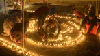 Umat Hindu India menyalakan lampu minyak untuk perayaan tradisional Magh Mela di Sangam, India (2/1). Magh Mela adalah sebuah festival tahunan yang digelar umat Hindu di India. (AFP Photo/Sanjay Kanojia)