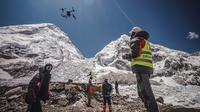 Pengerahan drone untuk menangani sampah di puncak Gunung Everest. (dok. Airlift Technology / AFP)