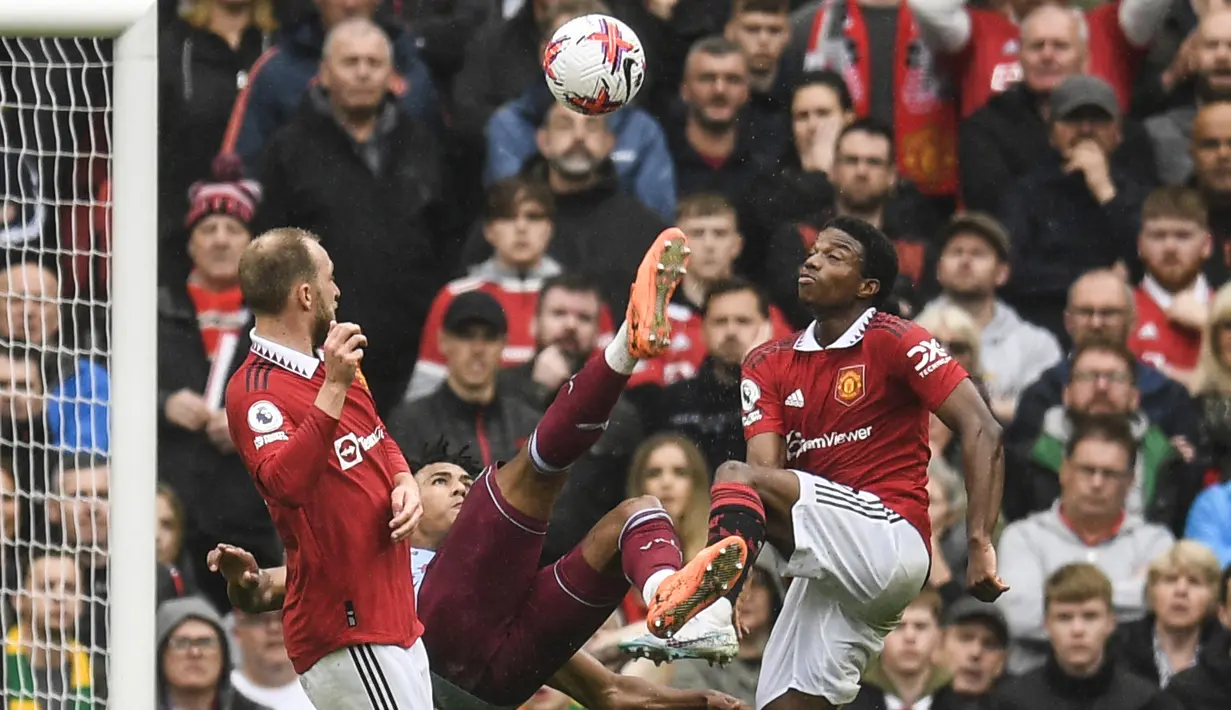Pemain Manchester United, Tyrell Malacia (kanan), berusaha mengganggu pergerakan pemain Aston Villa, Ollie Watkins, dalam pertandingan pekan ke-34 Liga Inggris 2022/2023 yang berlangsung di Old Trafford, Minggu (30/4/2023). (AFP/Oli Scarff)