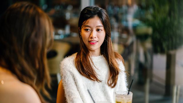 teman perempuan bicara curhat di kafe