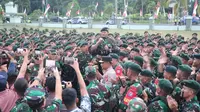 Panglima TNI Laksamana Yudo Margono ketika memimpin upacara pemberangkatan personel Satgas Yonif Raider 631 Antang Palangka Raya ke Papua. Foto Marifka Wahyu Hidayat.